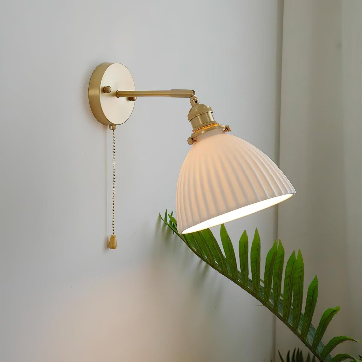 Elegant Brass Pleated Ceramic Wall Sconce Lighting - Stylish Wall Lamp for Modern and Classic Interiors