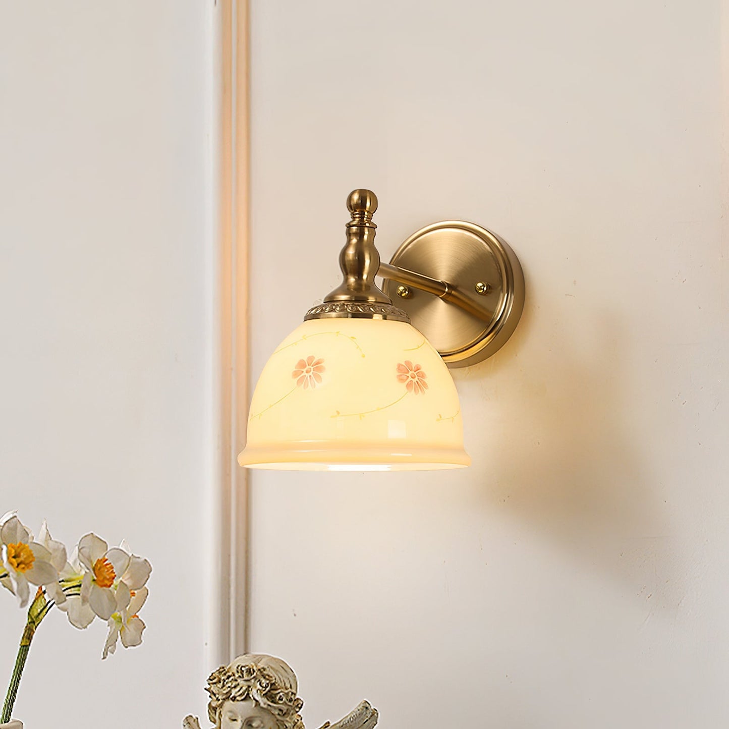 Elegant Wall Lamp with Pink Glass and Floral Motif for a Romantic Atmosphere