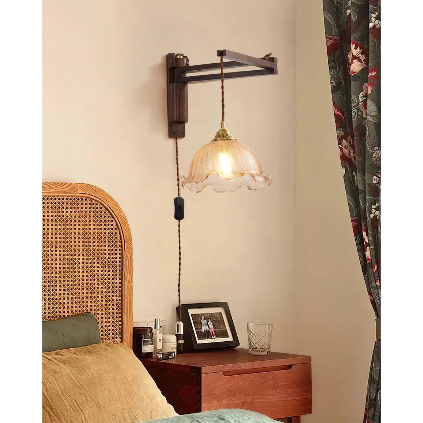 Elegant Vintage Wall Sconce Lighting with Glass Shade - Stylish Wall Lamp for Modern and Classic Interiors