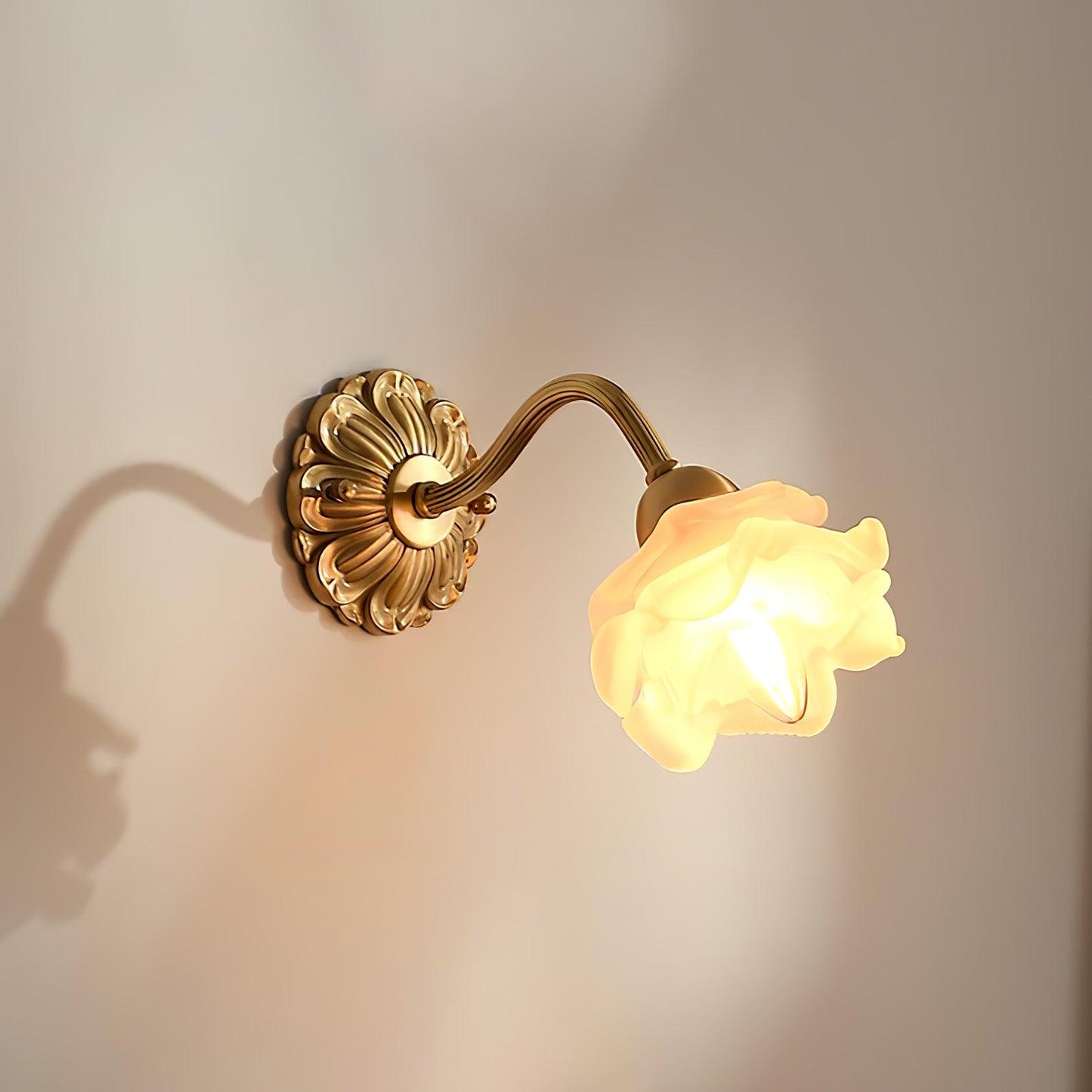 Lisaro | Wall lamp with floral design and brass frame | Elegant lighting for every interior