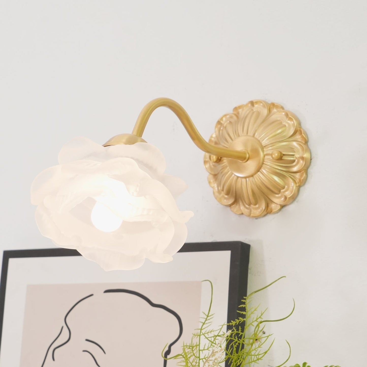 Lisaro | Wall lamp with floral design and brass frame | Elegant lighting for every interior