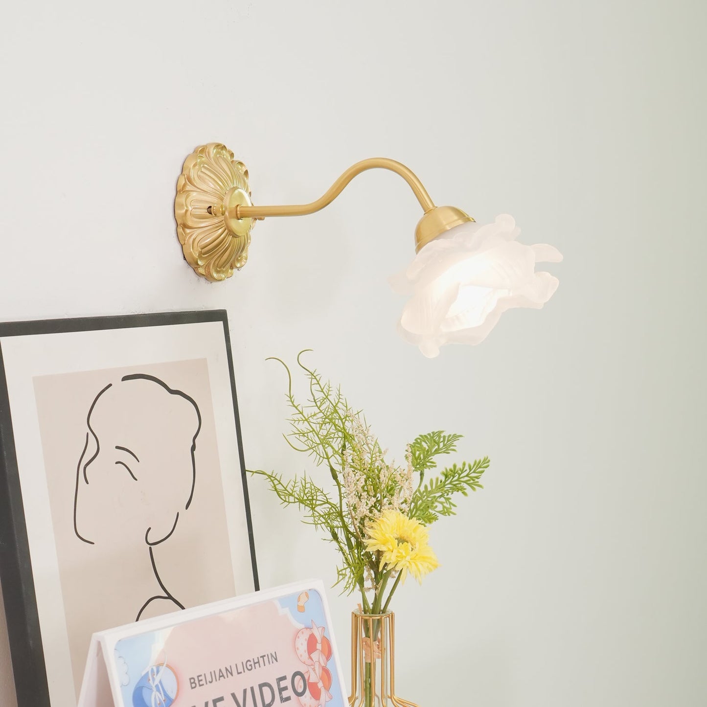 Lisaro | Wall lamp with floral design and brass frame | Elegant lighting for every interior