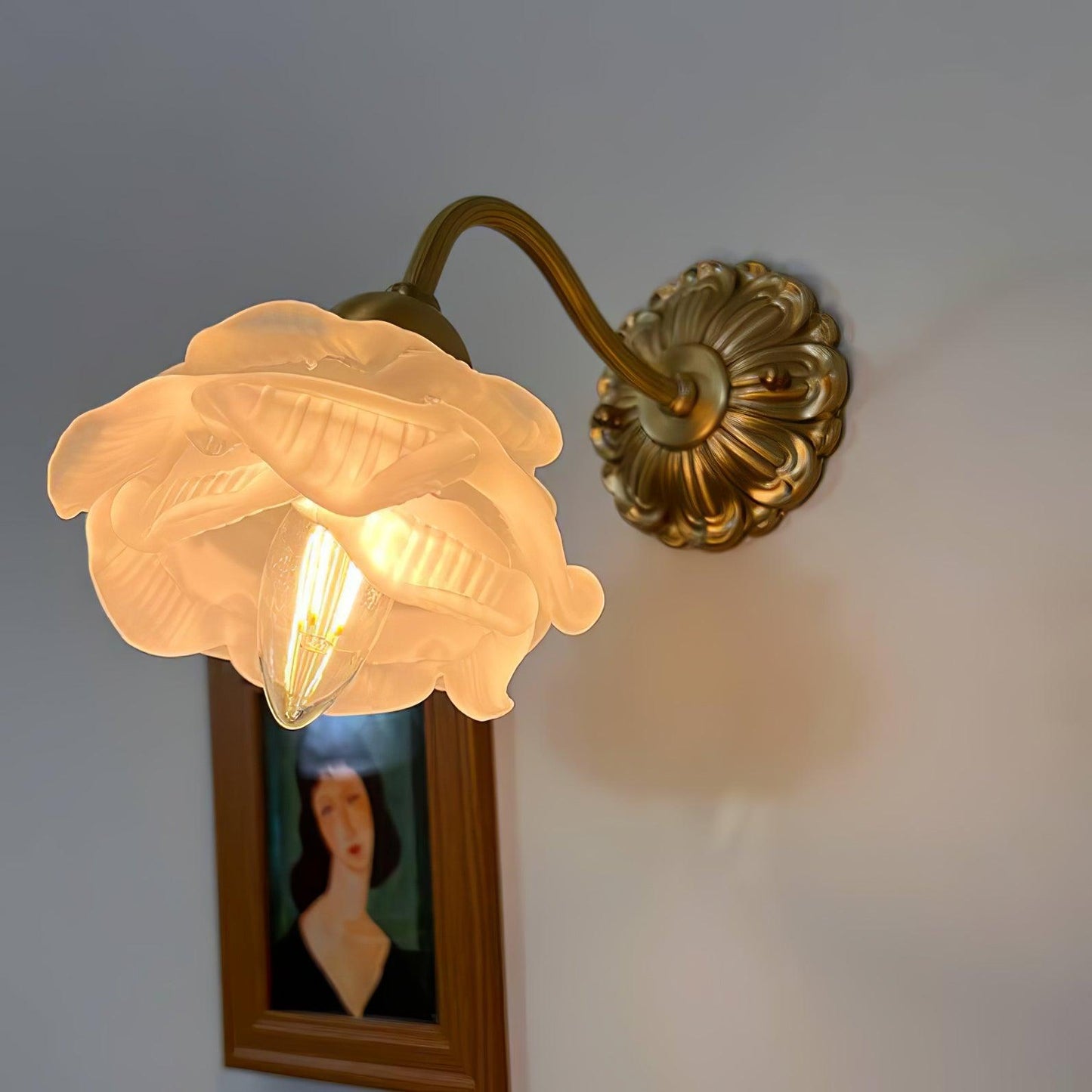 Lisaro | Wall lamp with floral design and brass frame | Elegant lighting for every interior