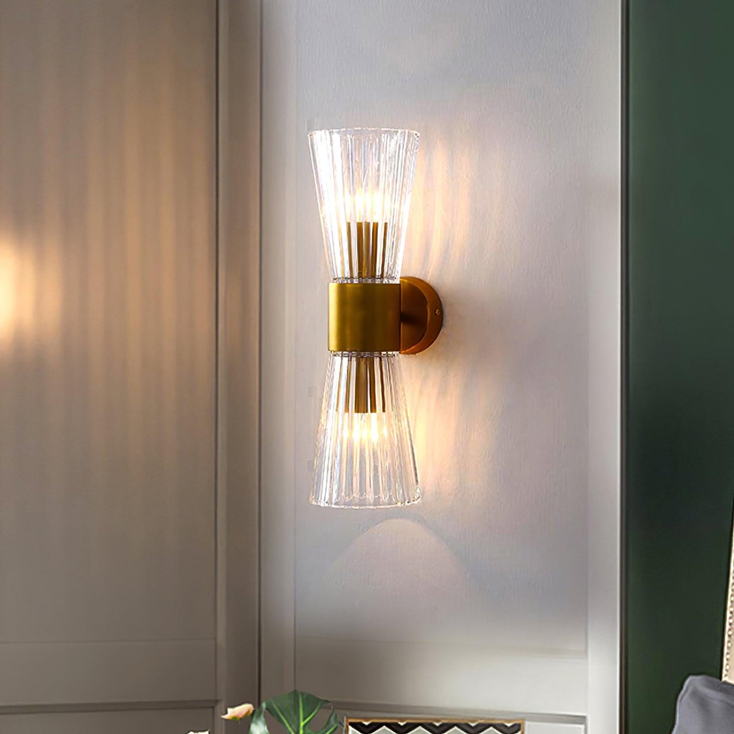 Elegant Wall Sconce Light with Unique Backplate - Stylish Wall Lamp for Bathroom and Dining Room