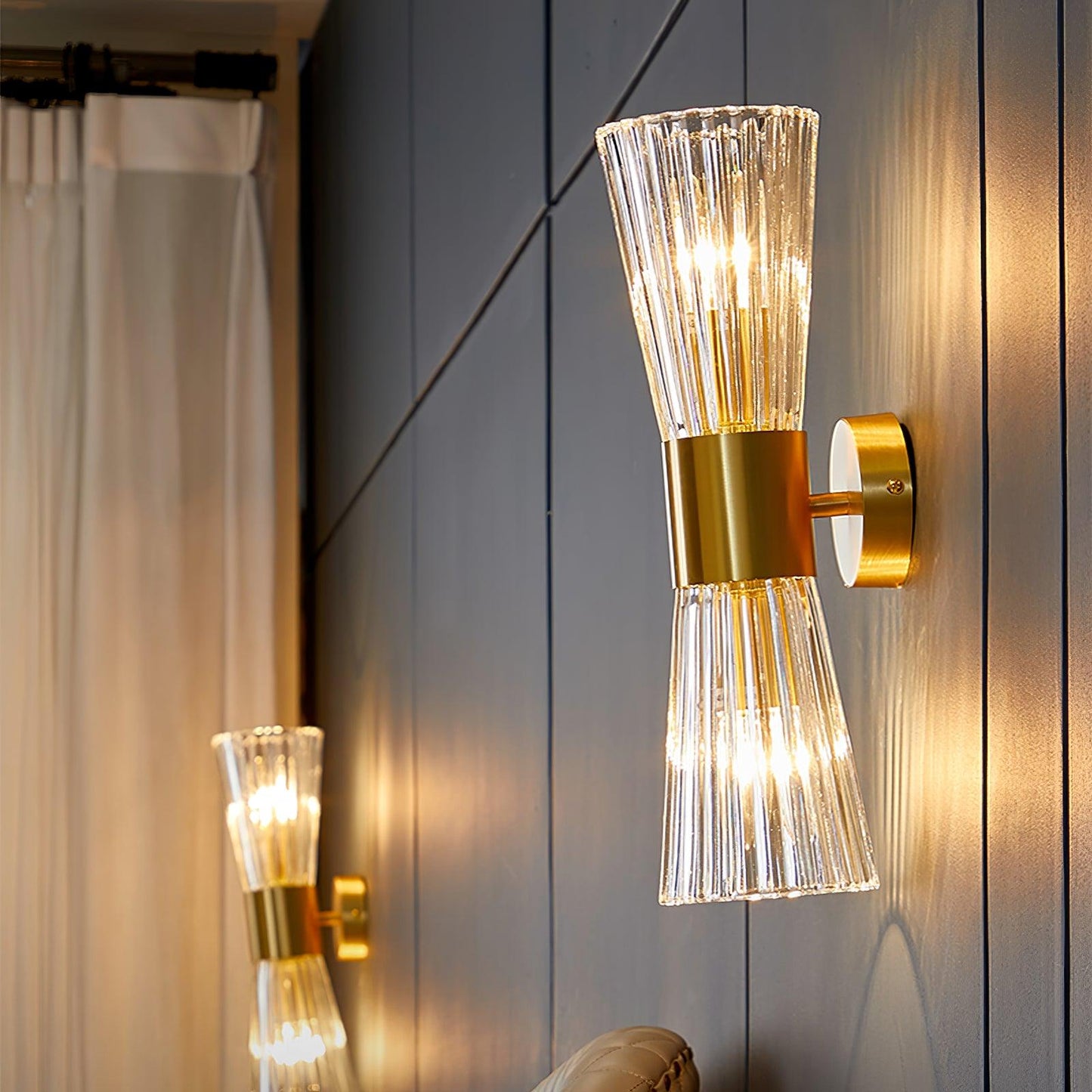 Elegant Wall Sconce Light with Unique Backplate - Stylish Wall Lamp for Bathroom and Dining Room